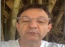 “O ano começou em oração. Tudo entregue nas mãos de Deus.” ?