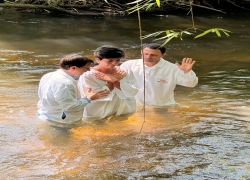 IVC realiza batismo e celebra a Páscoa com momentos de fé e comunhão